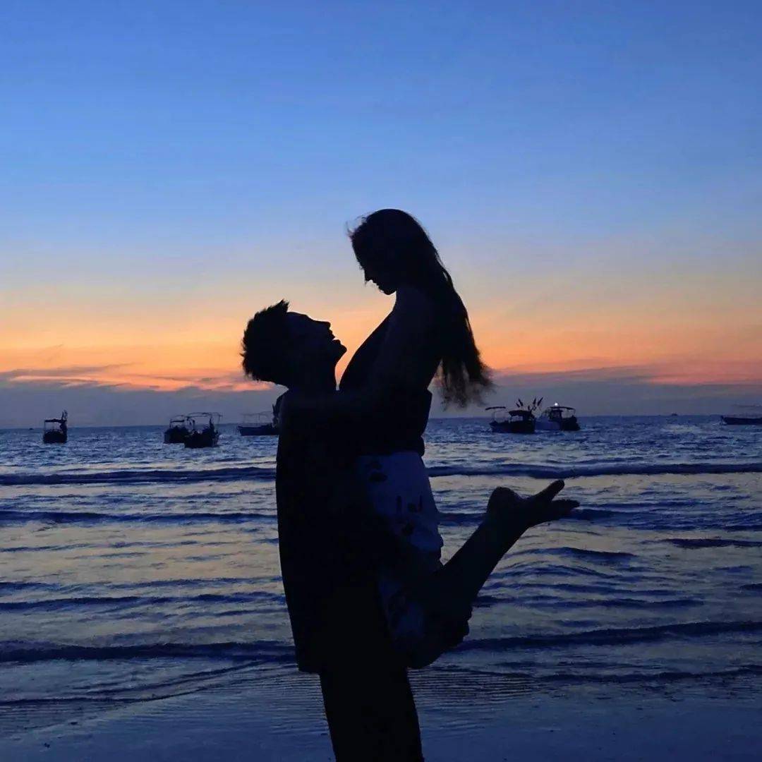 情侣头像2022除了暴富也可以抱我