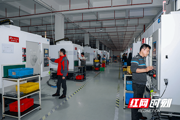 新田县|新春走基层丨湖南新田:精密配件生产步入“快车道”