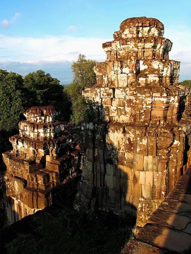 巴肯寺原为都城的中心,山顶可以俯瞰吴哥窟全景,据说当年法国探险家