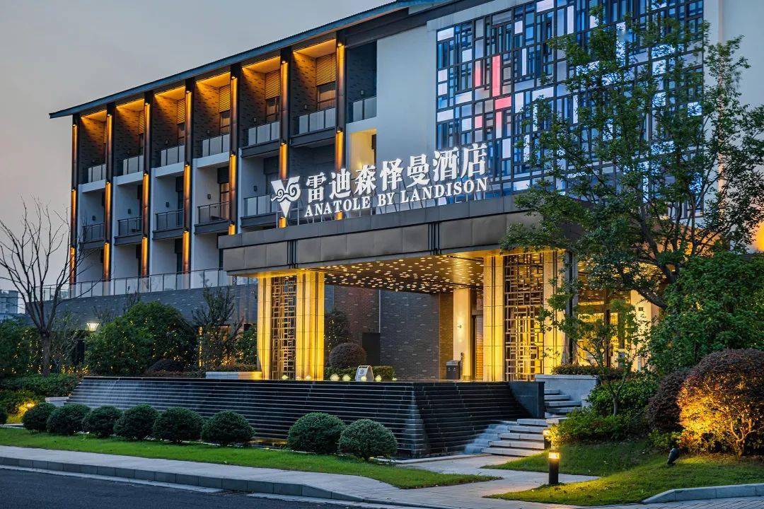 湖州雷迪森怿曼酒店地处湖州南浔区和孚镇环河路,上海自驾约2h可达