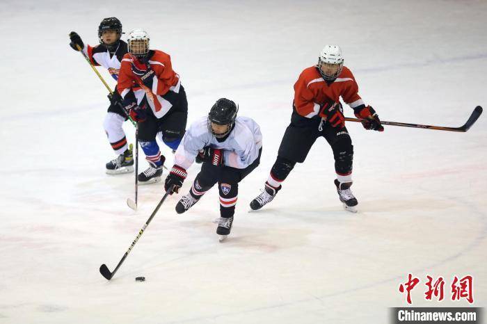 参赛|南京青少年冰上“赛球”掀起冰雪运动热