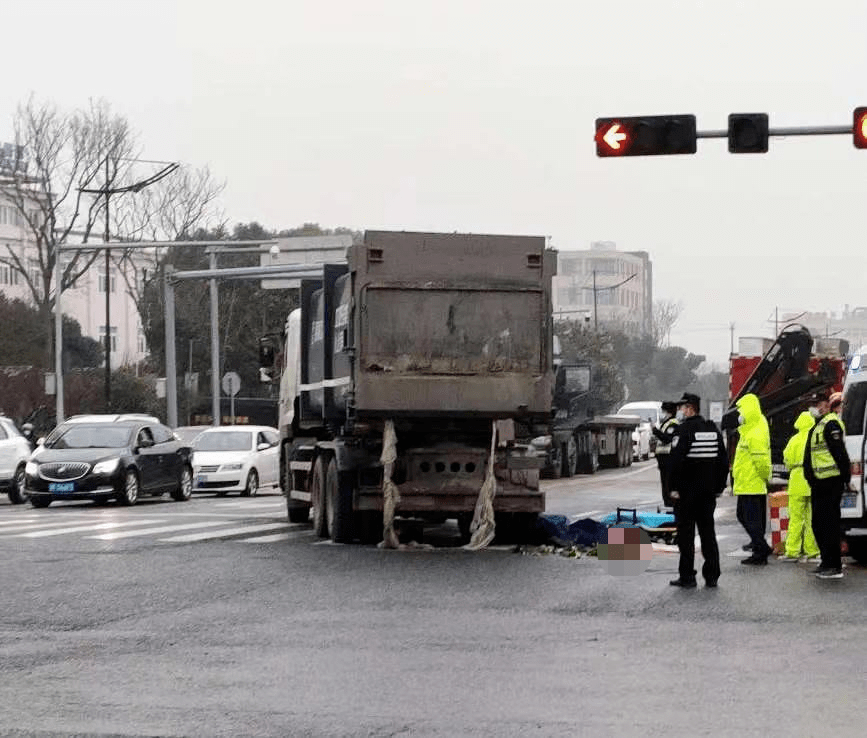 海鹽沈蕩突發慘烈車禍斑馬線上一人被垃圾車碾壓殯儀館的車都來了