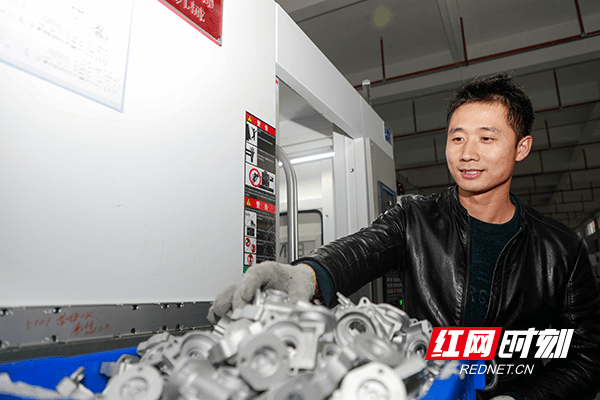 新田县|新春走基层丨湖南新田:精密配件生产步入“快车道”