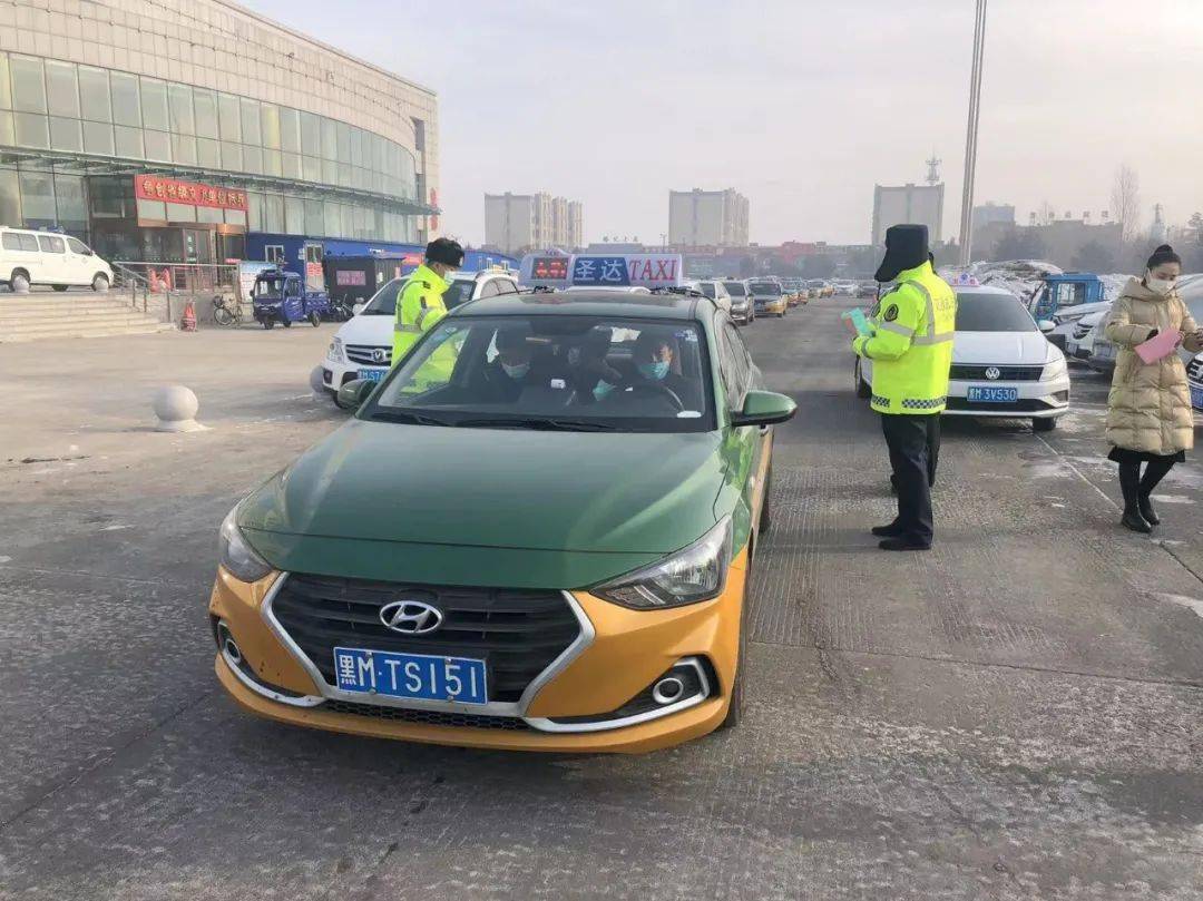 青冈县交通执法大队开展春节期间出租车涨价整治教育活动