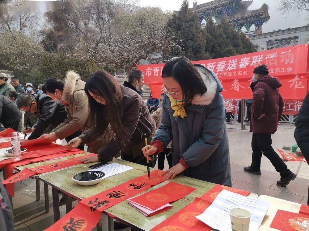 活動現場,來自民主黨派藝聯會和市書法家協會的老師們各顯身手,潑墨