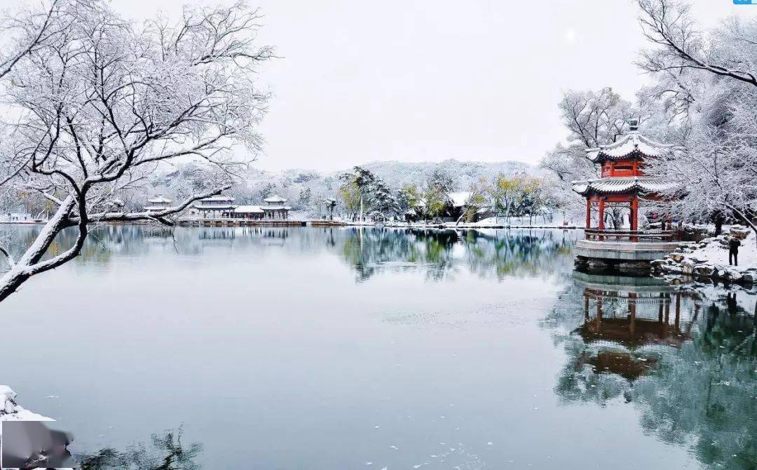 冬日的避暑山庄,景色绝不输其他季节,亭台楼阁,屋檐枝桠,在冬雪的装饰