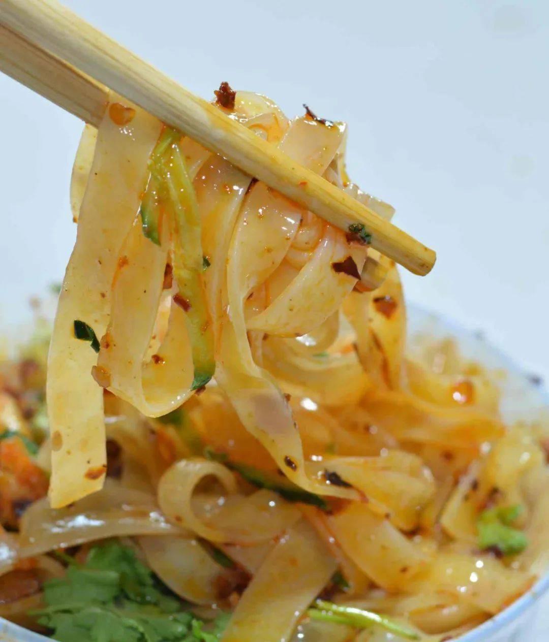 应县面皮是用纯白面制成的.是当地别具风味的一种小食.