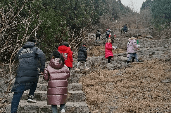 山大附中奧體中路學校少先隊員代表來到奧體中路和馬山坡山體公園,用