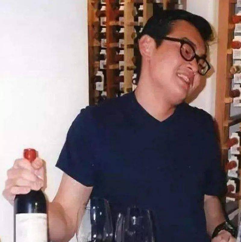 华裔男子造假酒出名,混迹于美国上层社会,入狱后富豪们都想救他_鲁迪