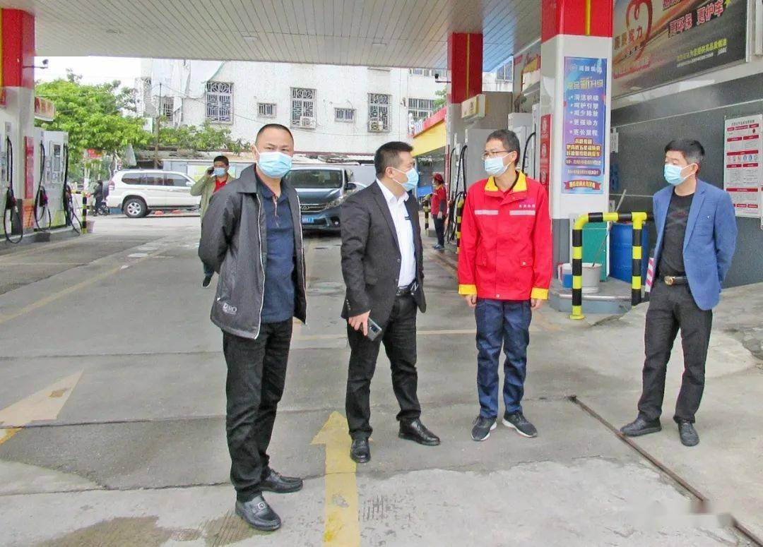 副区长郑晓宾带领检查组对贵屿镇部分商场,生产企业进行安全生产检查.