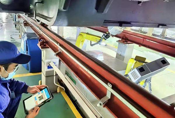 “小黄人”在上海虹桥动车运用所上岗，人机搭档检修春运列车