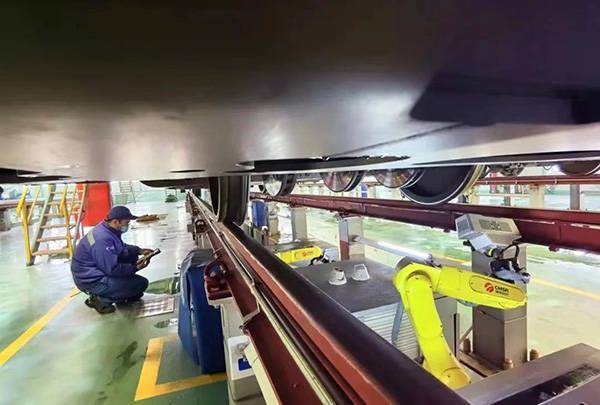 “小黄人”在上海虹桥动车运用所上岗，人机搭档检修春运列车