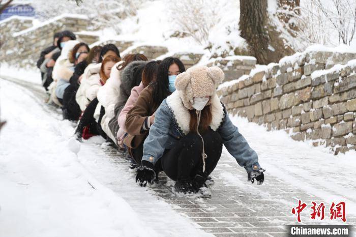 雪景|甘肃平凉民众雪地里寻“冬趣”