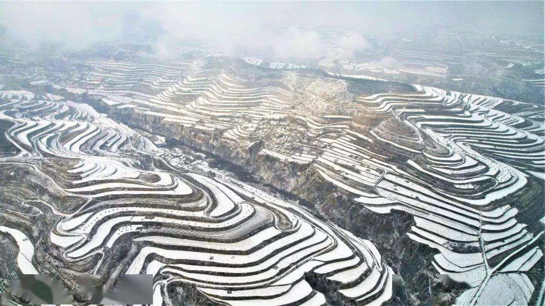 甘肃静宁雪落梯田美景如画