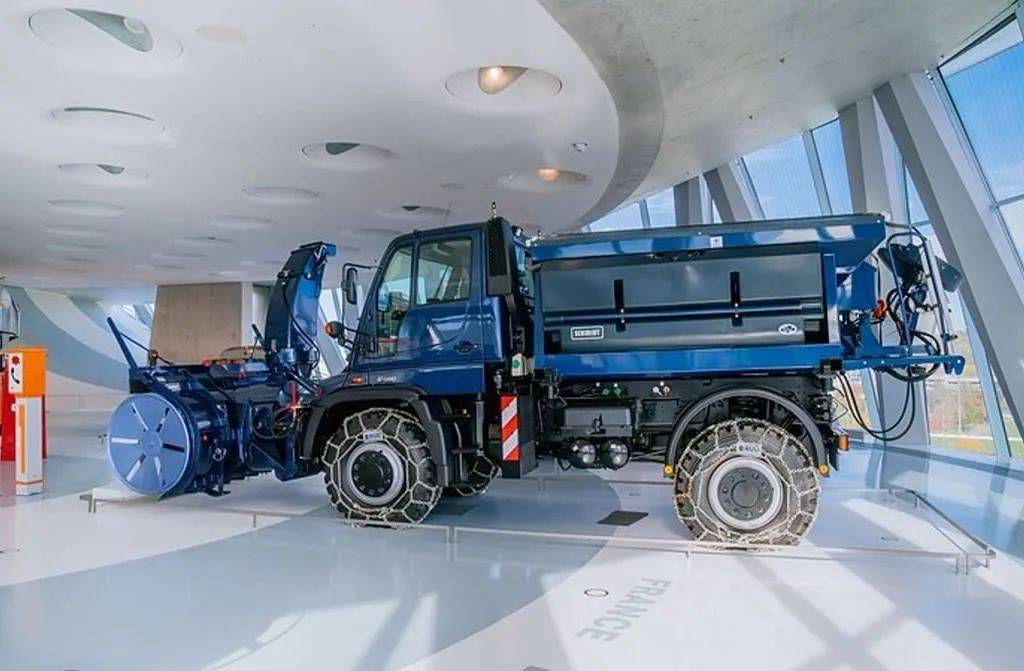 带有除雪装备的乌尼莫克u500为你打通回家的路