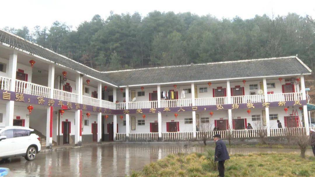 【新春走基层】大街乡:写春联 挂灯笼 敬老院里年味浓_老人_威宁_活动