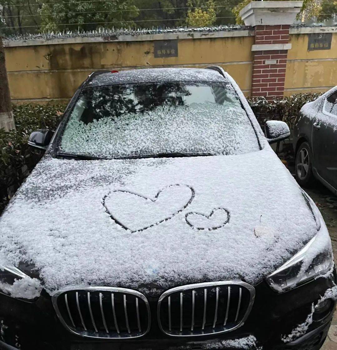 ""车上覆上一层白雪,就收获了惊喜:家住东西湖的陈女士早上出门上班