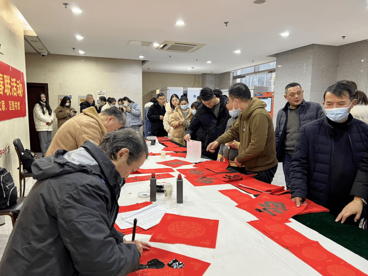 年味|墨香添“年味” 建邺区书法家挥毫送春联、福字