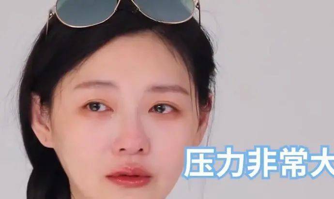 大s离婚后首次哭泣独自抚养孩子压力大状态憔悴惹人心疼