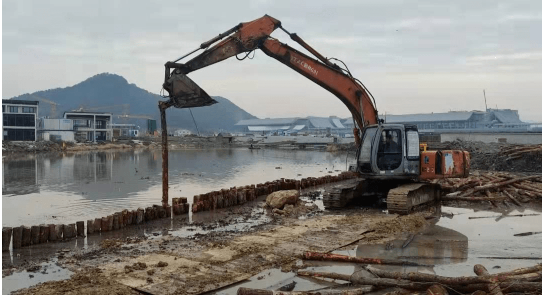 国际会议中心配套道路滨水景观绿化工程正式开工建设_场地_施工_木桩
