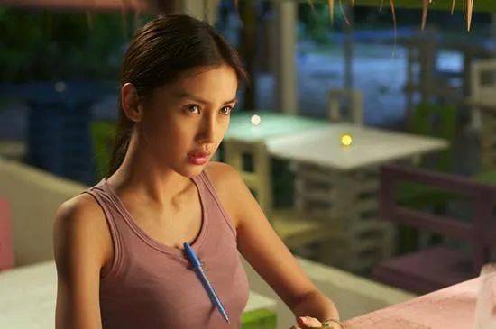 2009年模特出身的angelababy参演了华谊投资电影《全城热恋》,这也是