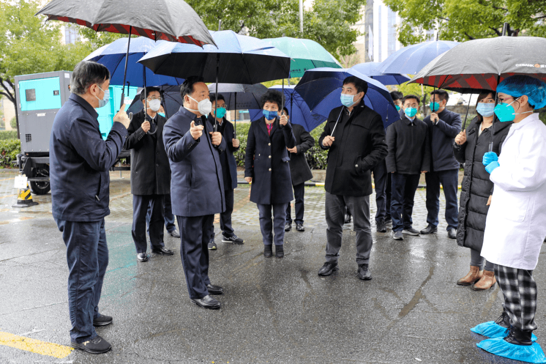 王浩深入封控区内的滨江长河街道长江小区,集中隔离点蓝臣酒店,浦沿
