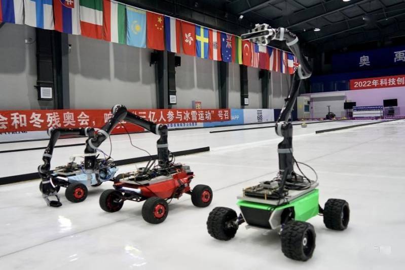 过程|科技创新迎冬奥 哈尔滨工业大学举办冰壶人机对抗表演赛