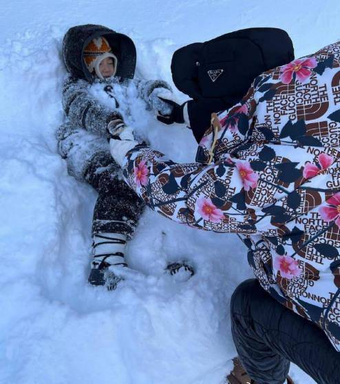 雪地陈冠希与妻女携手拍大片，与4岁女儿雪地打闹，感慨自己非常幸运