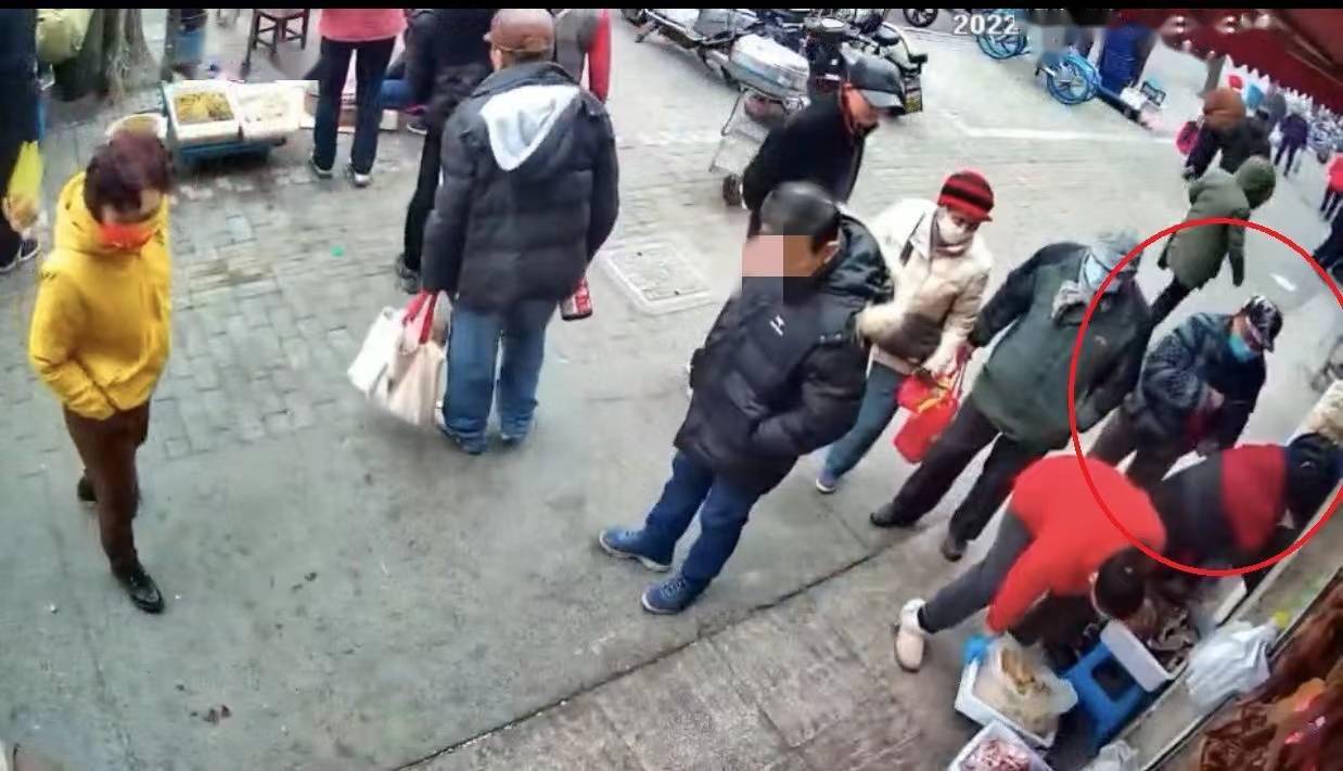 没穿罩子被捏一节课事件