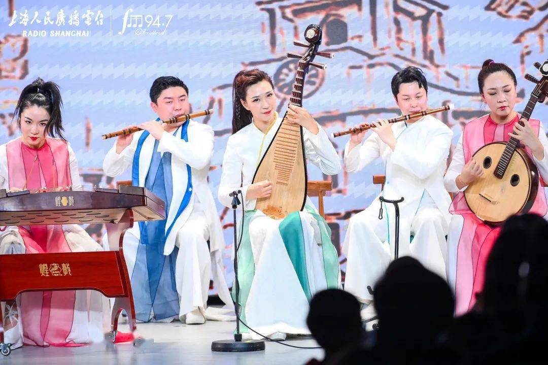 由青年作曲家李墨为乐团度身编曲,实属不易.