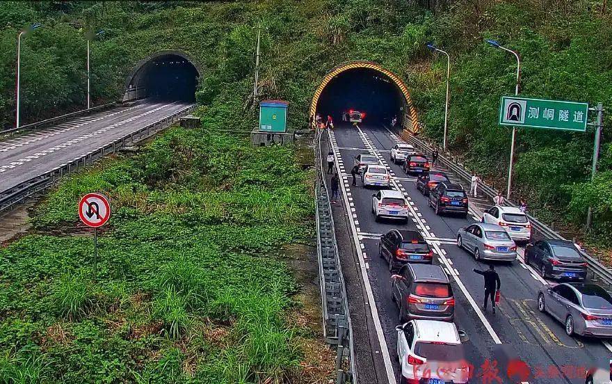 1月23日15时15分,汕昆高速公路宜州往金城江方向测峒隧道道口,三辆