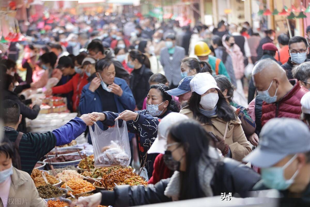 昆明篆新农贸市场年货充足价格平稳市民涌入年味浓