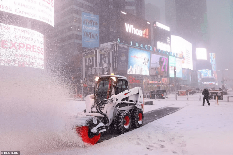 美國東部遭「炸彈氣旋」襲擊，積雪近1米，6000航班取消 國際 第3張