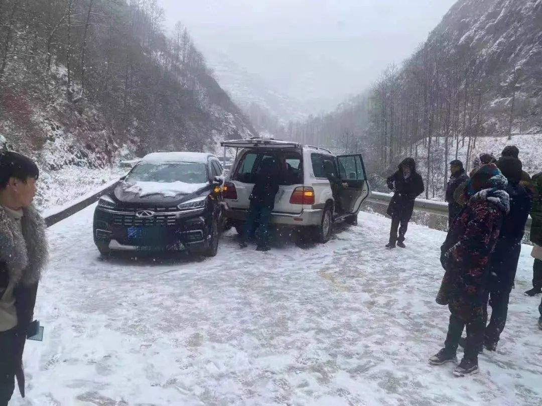 【事故案例警示】雪天路滑,谨防交通事故发生!_制动_路面_车辆