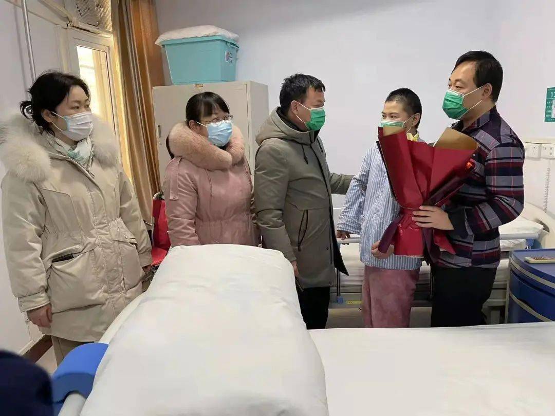 蔡庆春带领工会办公室人员逐一走访慰问退休职工,送去