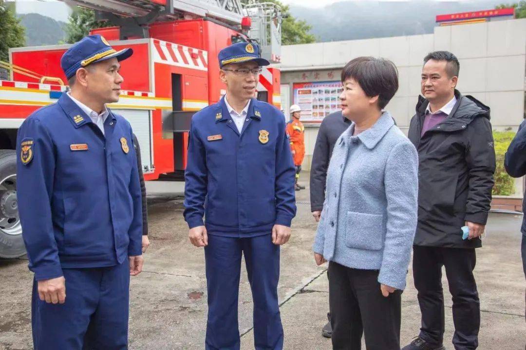 三明市市长李春春节前亲切看望慰问消防救援队伍