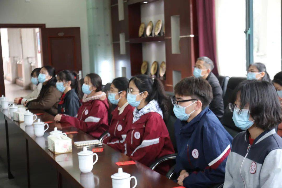 潜能教育区长袁泉看望慰问奉贤中学新疆班师生勉励学生早日成为国家