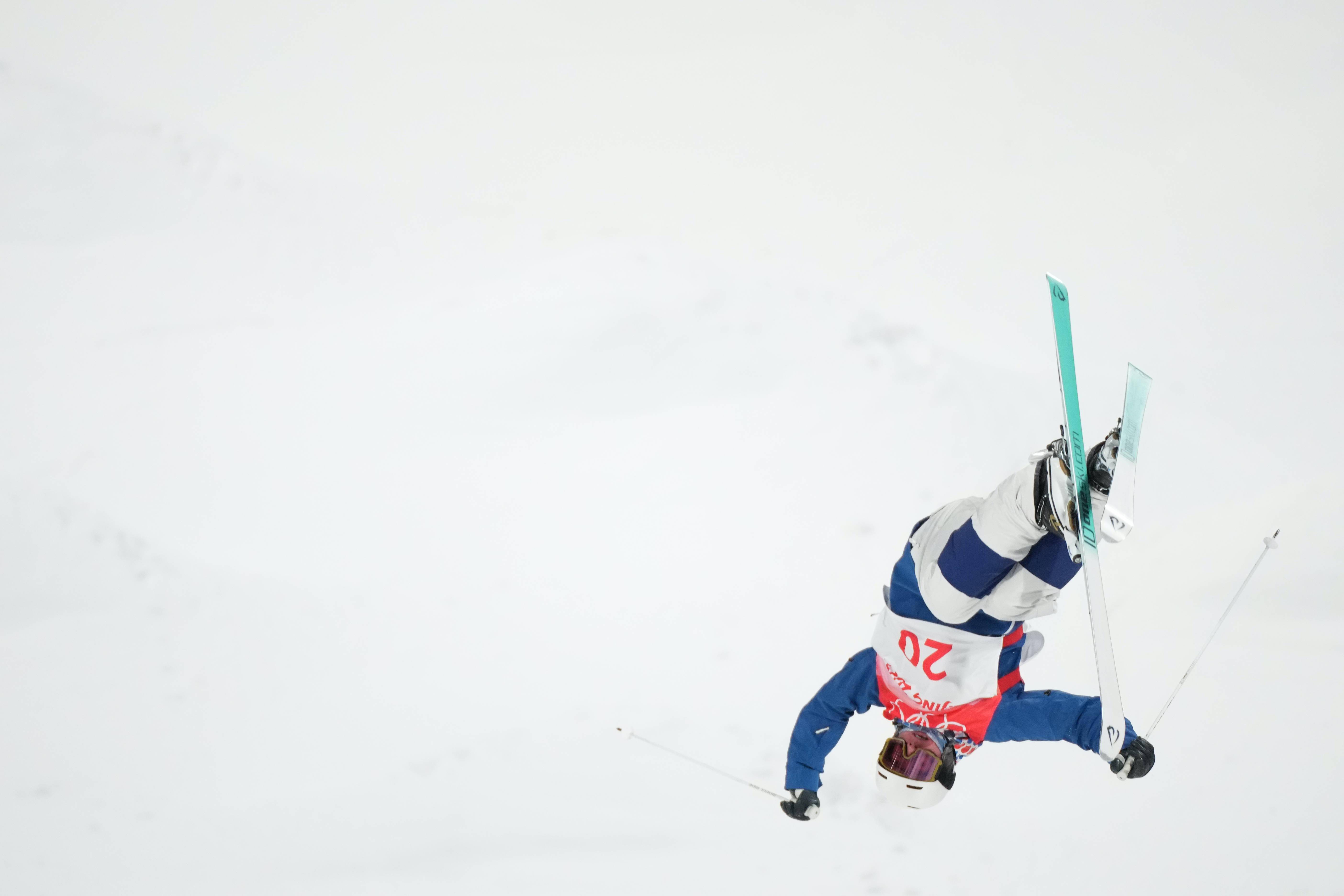 参加北京冬奥会自由式滑雪雪上技巧项目的运动员在崇礼云顶滑雪公园