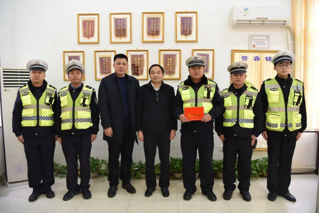 市管局党组成员,副局长卢学文走访慰问红谷滩交警三中队市管局党组
