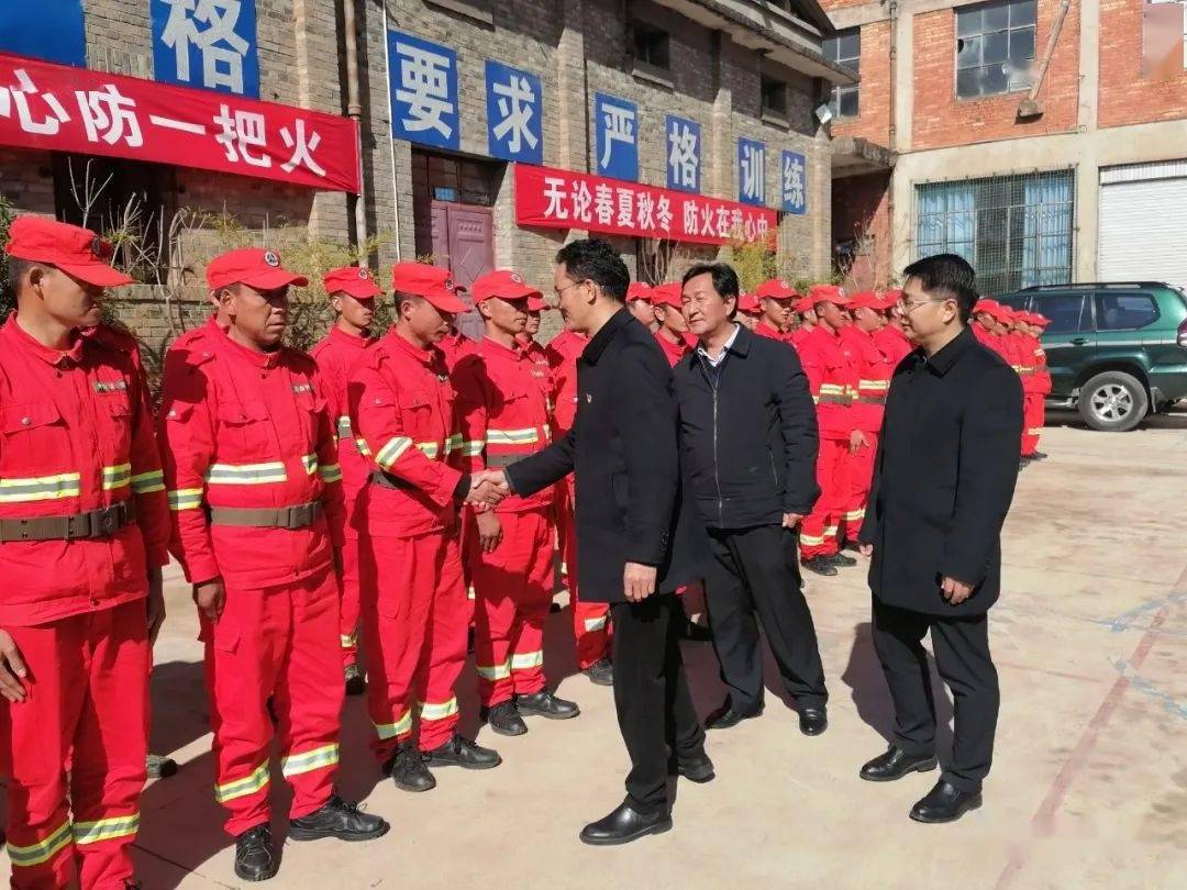 1月29日,禄劝县委副书记,县长张津华到南甸看望慰问森林扑