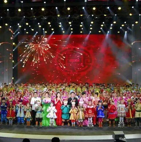 为什么我们还在看春晚?丨东西问_中国新闻社_中央电视台_生活