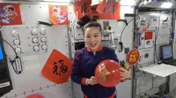 年货|太空出差三人组迎春节，翟志刚的毛笔字写得也太好了！