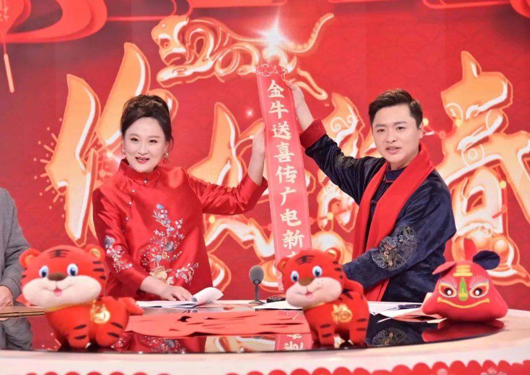 兴玥 马冰 苗苗 大熊(顺序 从左至右边)主持人 佳玮 庆贺完美收官第二