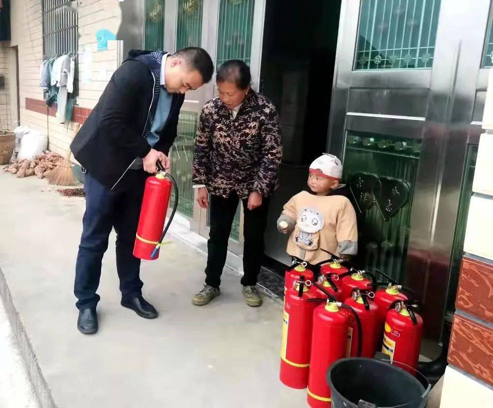 给村民宣传消防知识,花垣县下寨河村雀儿寨一组组长周昌全充满了感激