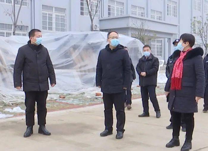 在望江县集中隔离医学观察点,方勇看望慰问值班值守人员,仔细询问了