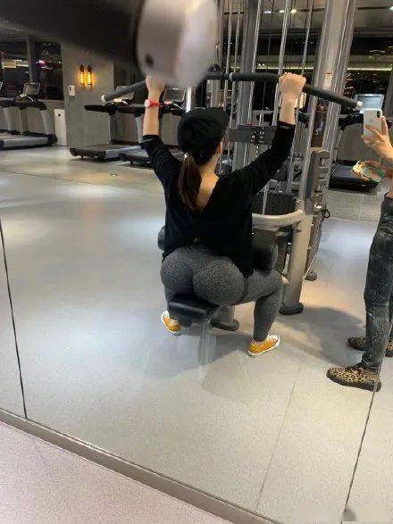 ▼这可爱又性感的柯基臀为什么我只注意到明明是在练背▼咱们尽管点赞