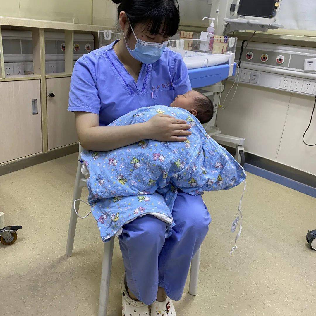 0:03,第一只"小脑斧"来报到!超萌超可爱!_宝宝_值班_产房