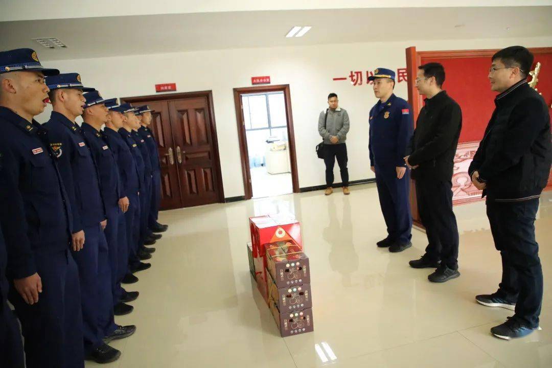 开远市委副书记,市人民政府市长解凌云带队看望慰问全体消防救援人员
