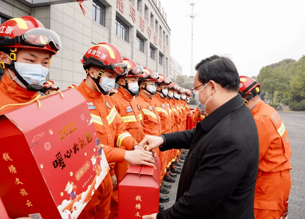 区主要领导深入一线开展疫情防控检查慰问一线人员