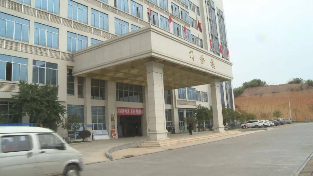 在县人民医院的核酸采样室,医务人员朱大姐正在登记录入市民的核酸